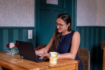 Frau arbeitet am PC