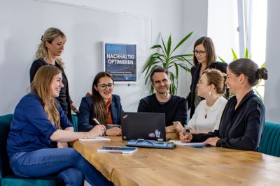 Jenpix-Team in einem Meeting.