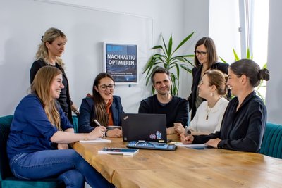 Jenpix-Team in einem Meeting.