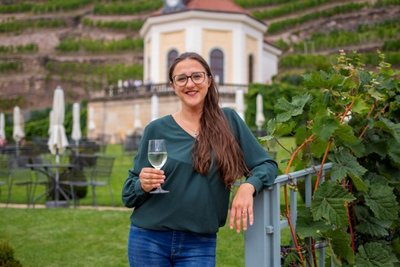 Gundel Woite vor dem Erlebnisweingut Schloss Wackerbarth